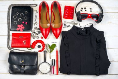 Kadın giyim ayarla ve aksesuarları üzerinde ahşap arka plan beyaz.