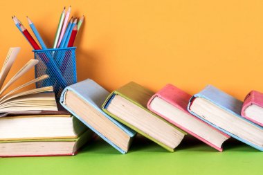 Açık kitap, parlak arkaplan üzerine ciltli kitaplar.