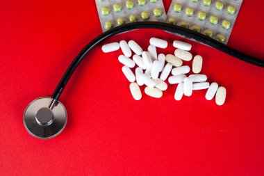 Hap, Tablet ve beyaz arka plan üzerinde stetoskop