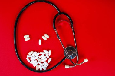 Hap, Tablet ve beyaz arka plan üzerinde stetoskop