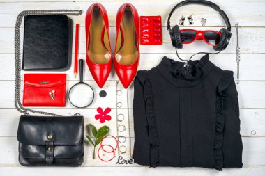 Kadın giyim ayarla ve aksesuarları üzerinde ahşap arka plan beyaz.