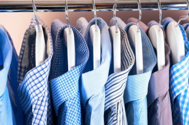 Bez askıları gömlek ile. Erkek giyim