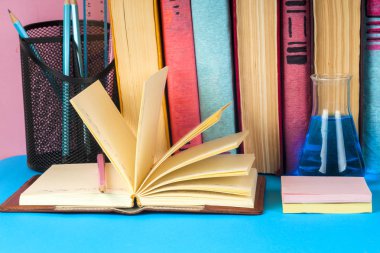 Açık kitap, parlak arkaplan üzerine ciltli kitaplar.