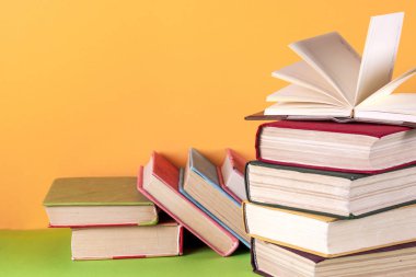 Açık kitap, parlak arkaplan üzerine ciltli kitaplar.