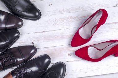 Beyaz arka plan üzerinde Mens ve kırmızı yüksek topuk Bayan Ayakkabı