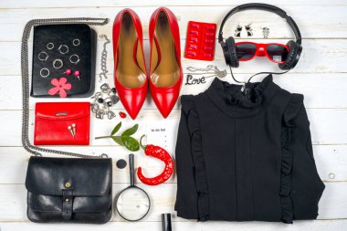 Kadın giyim ayarla ve aksesuarları üzerinde ahşap arka plan beyaz.