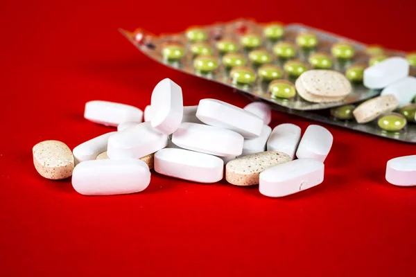 Tabletki, tabletki i stetoskop na białym tle — Zdjęcie stockowe
