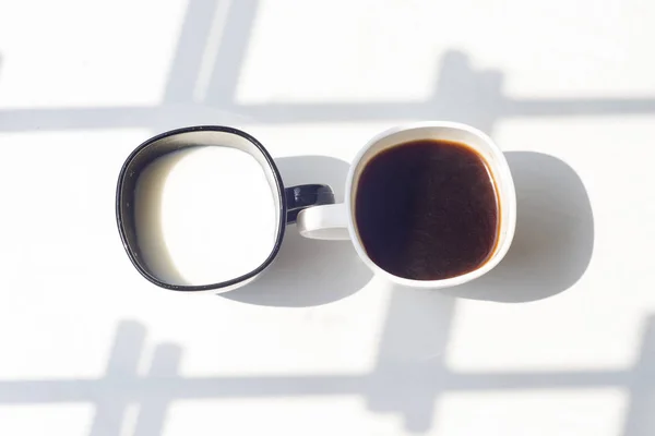 Schwarz-weiße Tasse Milch, Kaffee auf natürlichem Hintergrund, Draufsicht — Stockfoto