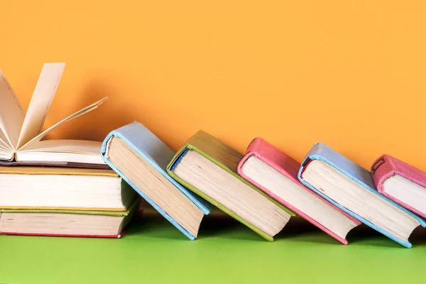 Ανοικτό βιβλίο, hardback βιβλία σε φωτεινό πολύχρωμο φόντο. — Φωτογραφία Αρχείου