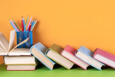 Açık kitap, parlak arkaplan üzerine ciltli kitaplar.