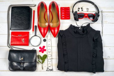 Kadın giyim ayarla ve aksesuarları üzerinde ahşap arka plan beyaz.