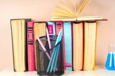 Açık kitap, parlak arkaplan üzerine ciltli kitaplar.