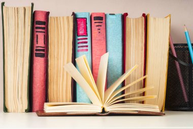 Açık kitap, parlak arkaplan üzerine ciltli kitaplar.