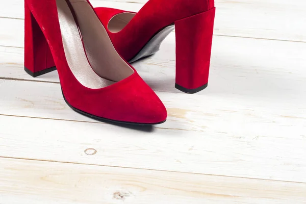 Rode vrouwelijke schoenen op hoge hakken — Stockfoto