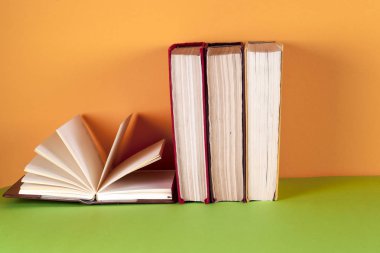 Açık kitap, ciltli bookson parlak renkli arka plan.