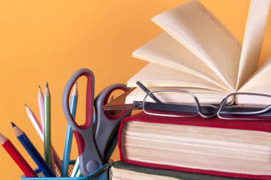 Açık kitap, ciltli bookson parlak renkli arka plan.
