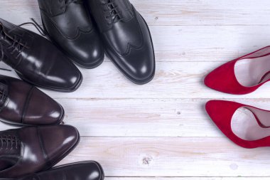 Beyaz arka plan üzerinde Mens ve kırmızı yüksek topuk Bayan Ayakkabı