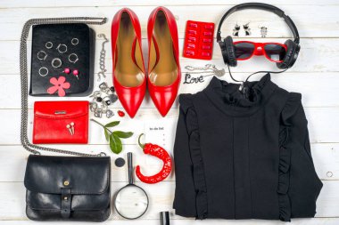 Kadın giyim ayarla ve aksesuarları üzerinde ahşap arka plan beyaz.