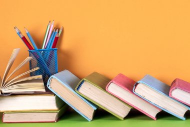 Açık kitap, parlak arkaplan üzerine ciltli kitaplar.