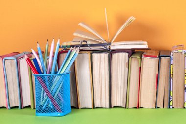 Açık kitap, parlak arkaplan üzerine ciltli kitaplar.