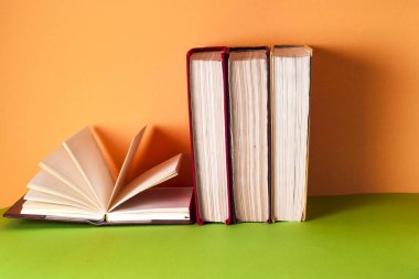 Açık kitap, ciltli bookson parlak renkli arka plan.