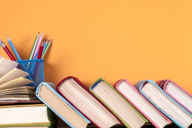 Açık kitap, parlak arkaplan üzerine ciltli kitaplar.