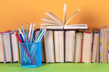 Açık kitap, parlak arkaplan üzerine ciltli kitaplar.