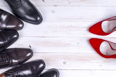 Beyaz arka plan üzerinde Mens ve kırmızı yüksek topuk Bayan Ayakkabı