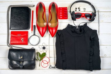 Kadın giyim ayarla ve aksesuarları üzerinde ahşap arka plan beyaz.