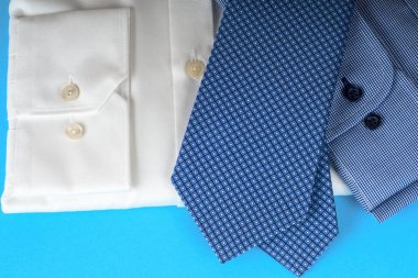 Mavi ve beyaz gömlek closeup hafif bir arka plan üzerinde yığını.