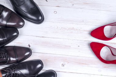 Beyaz arka plan üzerinde Mens ve kırmızı yüksek topuk Bayan Ayakkabı