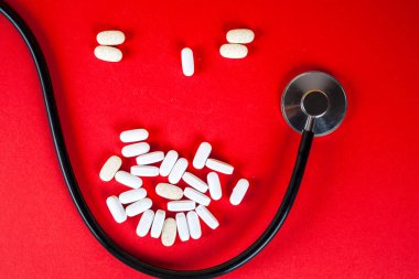 Hap, Tablet ve beyaz arka plan üzerinde stetoskop