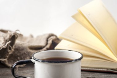 Eski kitaplar vintage, fincan çay, kek ve anahtarlar üzerinde rustik ahşap masa