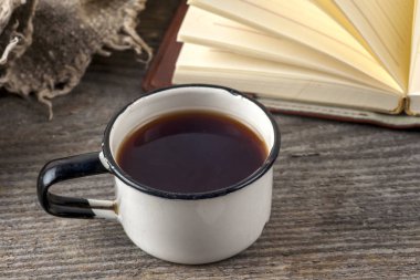 Eski kitaplar vintage, fincan çay, kek ve anahtarlar üzerinde rustik ahşap masa