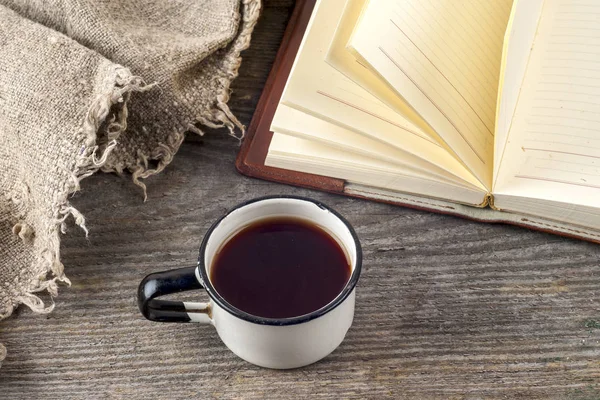 Eski kitaplar vintage, fincan çay, kek ve anahtarlar üzerinde rustik ahşap masa