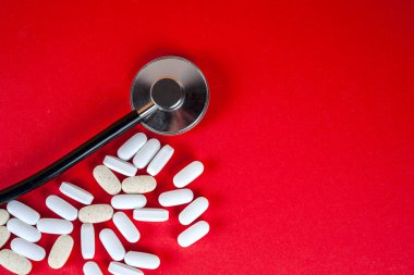 Hap, Tablet ve beyaz arka plan üzerinde stetoskop