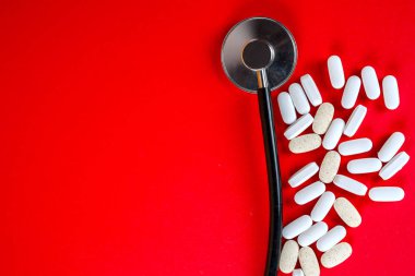 Hap, Tablet ve beyaz arka plan üzerinde stetoskop