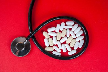 Hap, Tablet ve beyaz arka plan üzerinde stetoskop