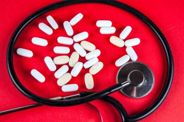 Hap, Tablet ve beyaz arka plan üzerinde stetoskop