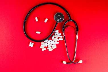 Hap, Tablet ve beyaz arka plan üzerinde stetoskop