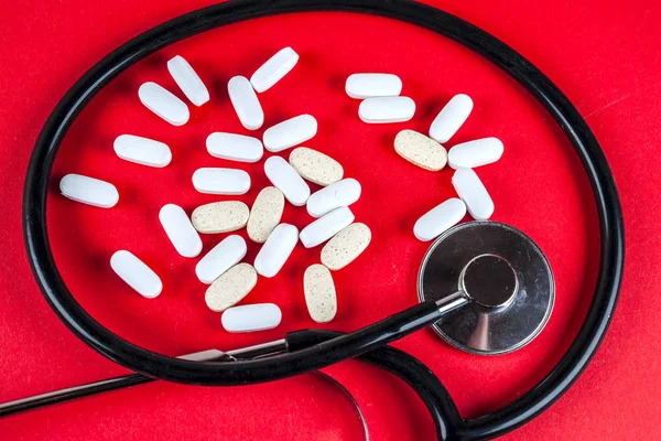 Hap, Tablet ve beyaz arka plan üzerinde stetoskop