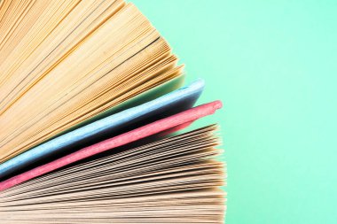 Bir daire içinde parlak renkli ciltli kitapların Üstten Görünüm.