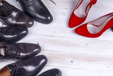 Erkekler ve beyaz arka plan üzerinde kırmızı yüksek topuk Bayan Ayakkabı