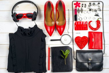 Kadın giyim ayarla ve aksesuarları üzerinde ahşap arka plan beyaz.