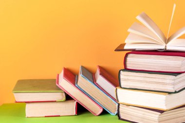 Açık kitap, parlak arkaplan üzerine ciltli kitaplar.