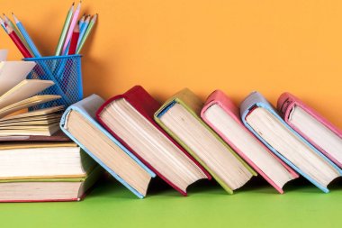 Açık kitap, parlak arkaplan üzerine ciltli kitaplar.