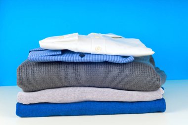 yığın üzerinde beyaz izole giyim