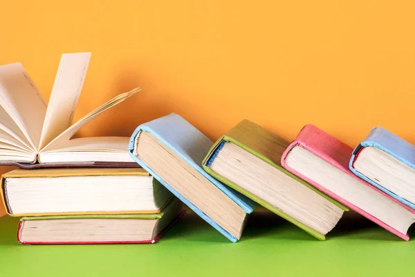 Ανοικτό βιβλίο, hardback βιβλία σε φωτεινό πολύχρωμο φόντο. — Φωτογραφία Αρχείου