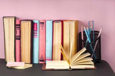 Açık kitap, Masa lambası üzerinde renkli ciltli kitap yığını. Okula dönüş. Metin için yer kopyalayın