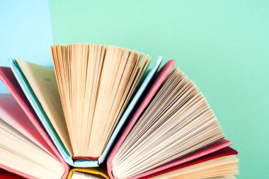 Bir daire içinde parlak renkli ciltli kitapların Üstten Görünüm.